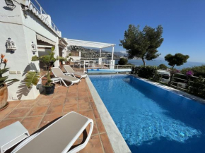 Fab 6 bedroom villa with pool only short walk to b, La Herradura